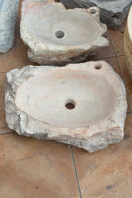 حوض مغسلة من الحجر الطبيعي بلون رملي فاتح